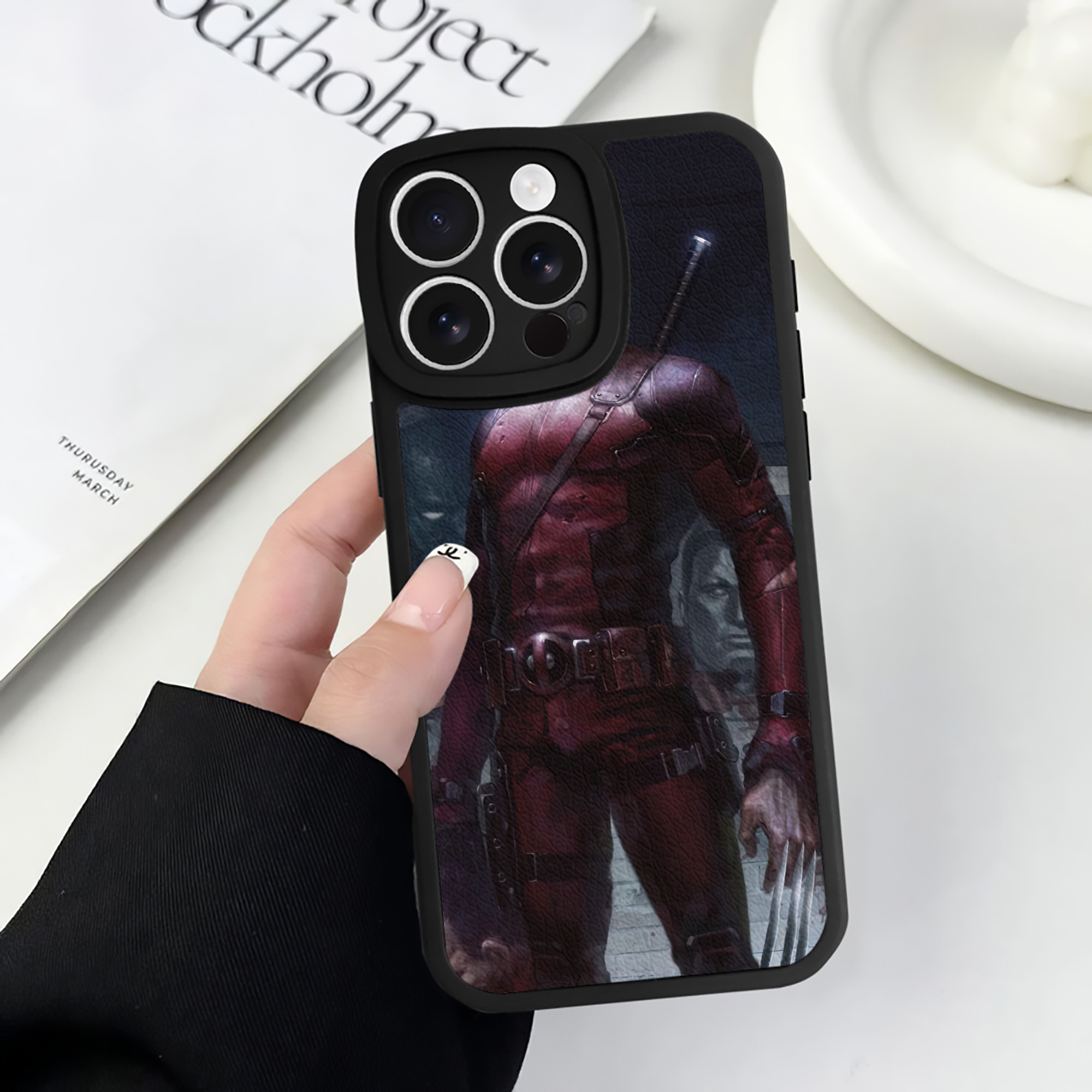 （画像用） Deadpool デッドプール 【iPhone 16シリーズ対応】シリコンスマホケース（レザー調） 材質：シリコン